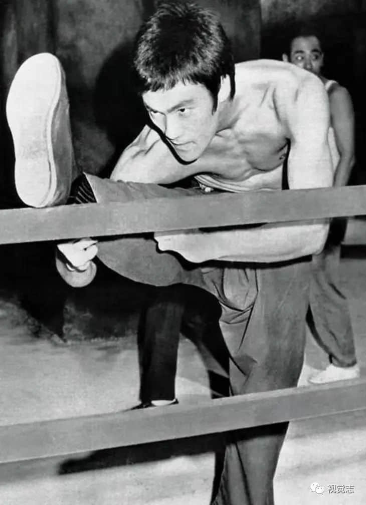 同是外籍华裔明星,吴亦凡活成笑话,李小龙依然不朽 同是外籍华裔明星,吴亦凡活成笑话,李小龙依然不朽