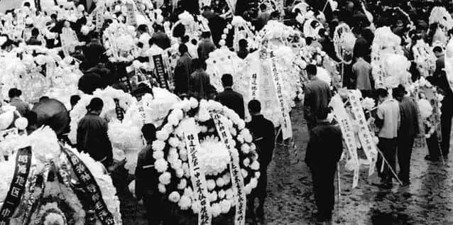 悼念先人的礼仪,有些已被淡忘了 ‖ 莫依慈 悼念先人的礼仪,有些已被淡忘了 ‖ 莫依慈