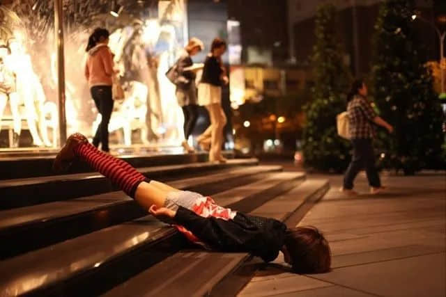 粤语趣谈:仆街有几个意思? 粤语趣谈:仆街有几个意思?