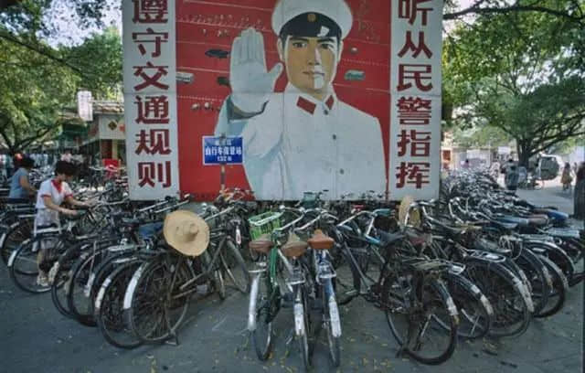 时隔三十年,海珠桥再现浩浩荡荡的单车大军…… 时隔三十年,海珠桥再现浩浩荡荡的单车大军……