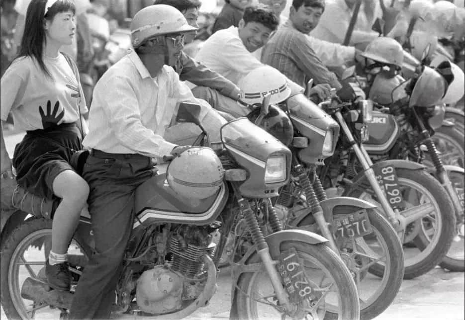 时隔三十年,海珠桥再现浩浩荡荡的单车大军…… 时隔三十年,海珠桥再现浩浩荡荡的单车大军……