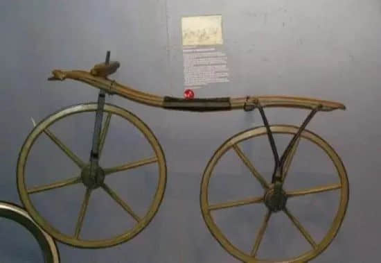 时隔三十年,海珠桥再现浩浩荡荡的单车大军…… 时隔三十年,海珠桥再现浩浩荡荡的单车大军……