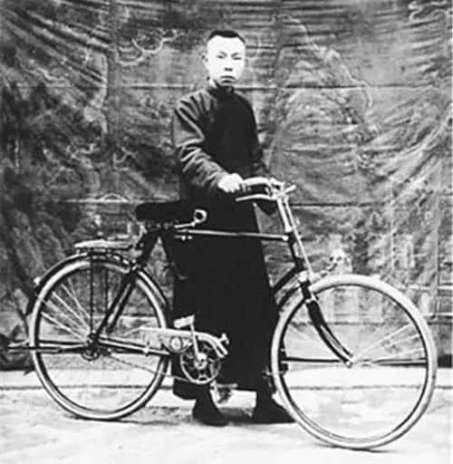 时隔三十年,海珠桥再现浩浩荡荡的单车大军…… 时隔三十年,海珠桥再现浩浩荡荡的单车大军……