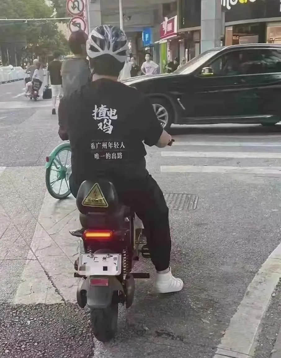 时隔三十年,海珠桥再现浩浩荡荡的单车大军…… 时隔三十年,海珠桥再现浩浩荡荡的单车大军……