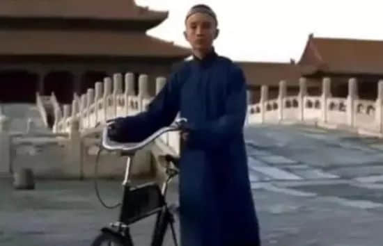 时隔三十年,海珠桥再现浩浩荡荡的单车大军…… 时隔三十年,海珠桥再现浩浩荡荡的单车大军……