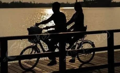 时隔三十年,海珠桥再现浩浩荡荡的单车大军…… 时隔三十年,海珠桥再现浩浩荡荡的单车大军……