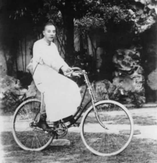 时隔三十年,海珠桥再现浩浩荡荡的单车大军…… 时隔三十年,海珠桥再现浩浩荡荡的单车大军……