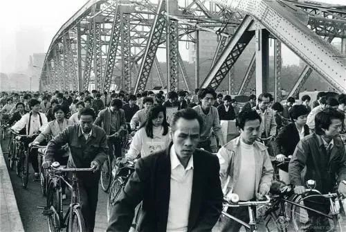 时隔三十年,海珠桥再现浩浩荡荡的单车大军…… 时隔三十年,海珠桥再现浩浩荡荡的单车大军……