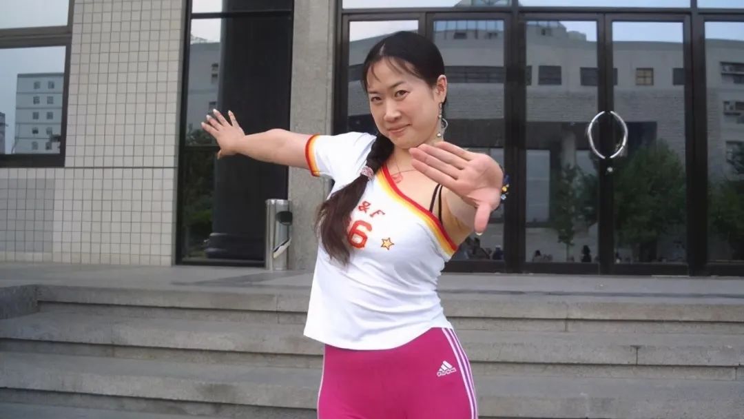 香港阿仪和广州安琪儿:湾区两大天后能红多久? 香港阿仪和广州安琪儿:湾区两大天后能红多久?