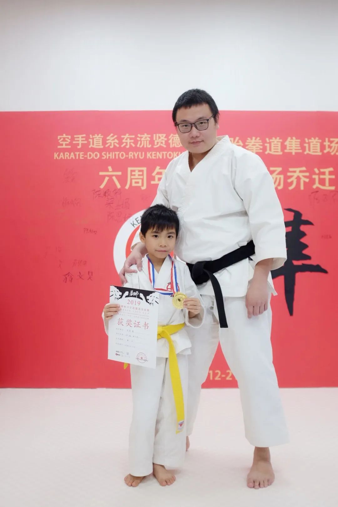 ▲ 2020年，六岁时与关教练合照