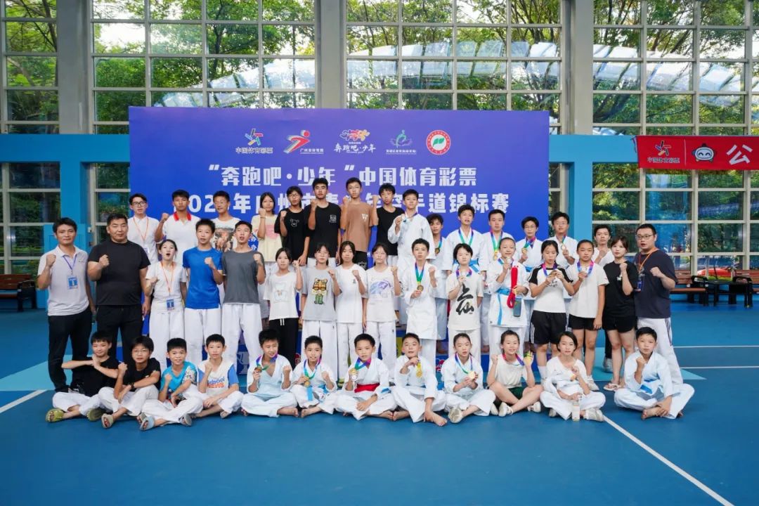 ▲ 赛后与黄埔区队教练员、领队、队员们合影