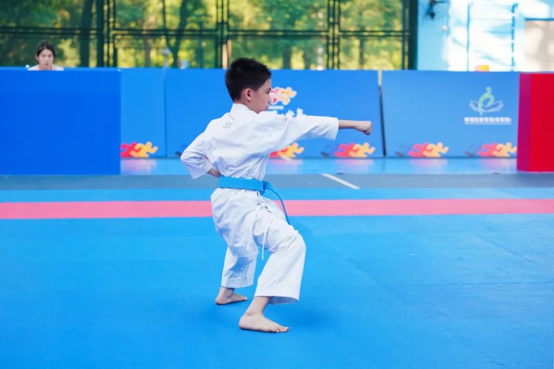 ▲ 疼爱他的张教练正紧张地看着他比赛