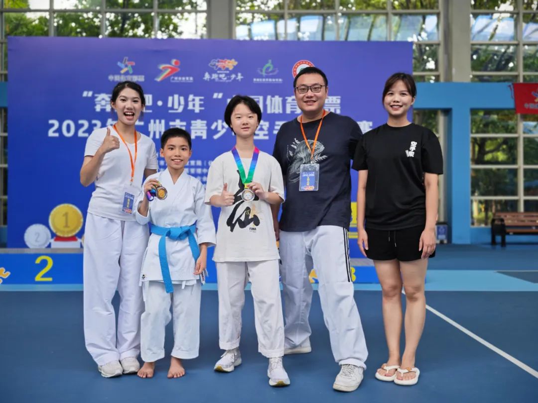 ▲ 与关教练、谢教练、张教练、以及师姐的合影