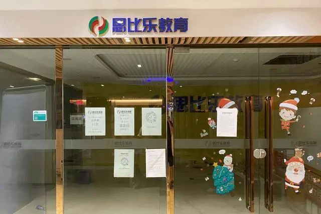 新晋港姐亚军,该为欠债的父母埋单吗? 新晋港姐亚军,该为欠债的父母埋单吗?