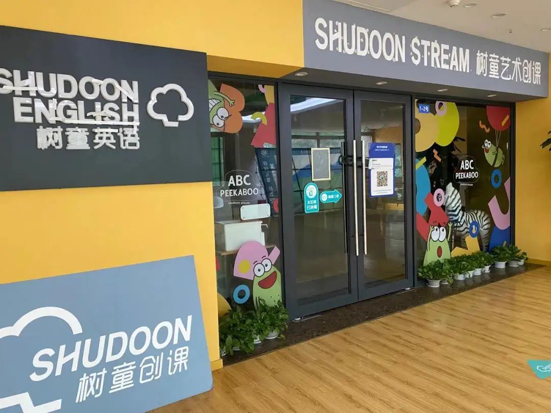 新晋港姐亚军,该为欠债的父母埋单吗? 新晋港姐亚军,该为欠债的父母埋单吗?