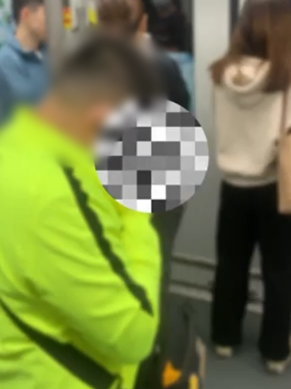 地铁中的手机屏幕,究竟是公域还是私域? 地铁中的手机屏幕,究竟是公域还是私域?