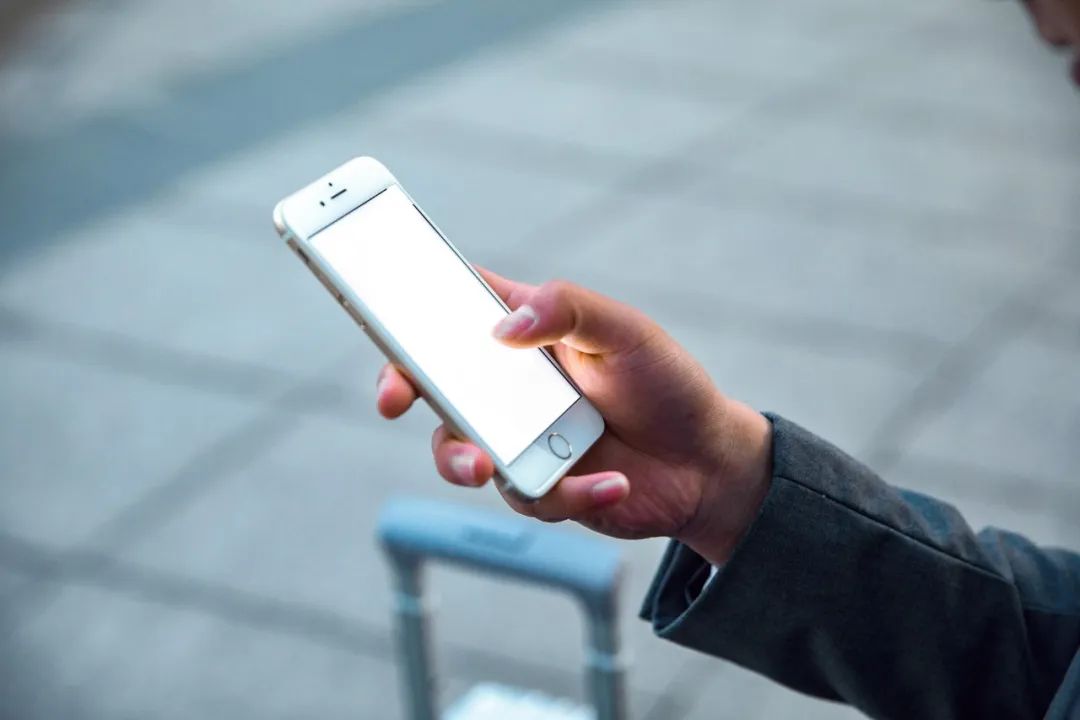 地铁中的手机屏幕,究竟是公域还是私域? 地铁中的手机屏幕,究竟是公域还是私域?