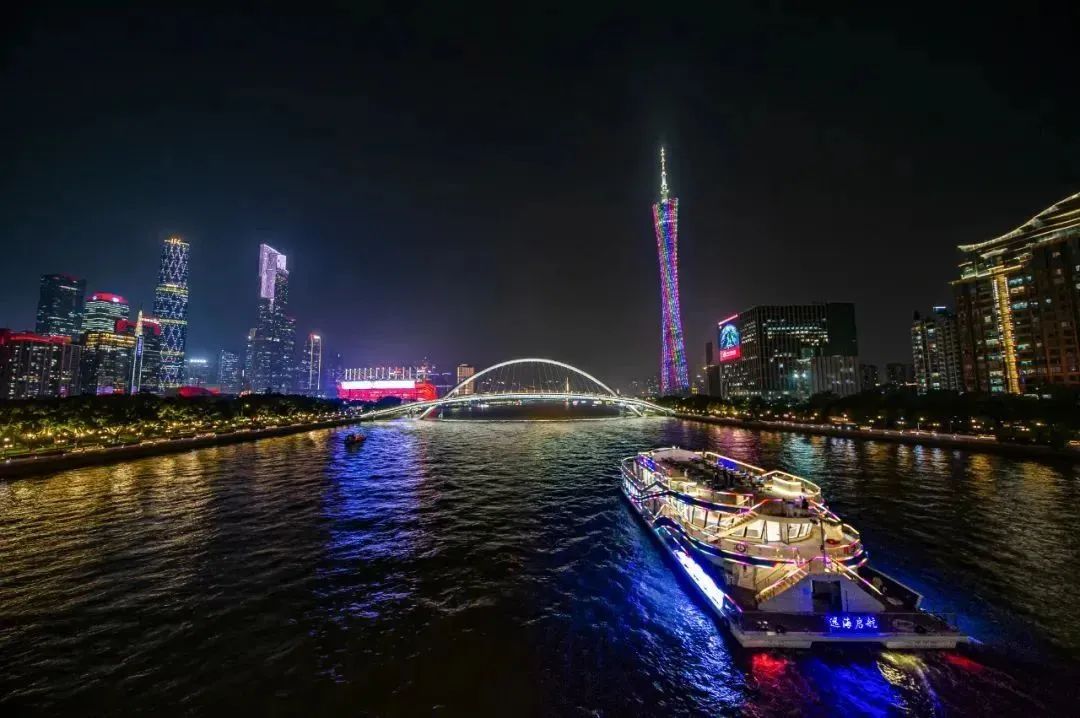 这一晚,广州本地人也忍不住夜游珠江…… 这一晚,广州本地人也忍不住夜游珠江……