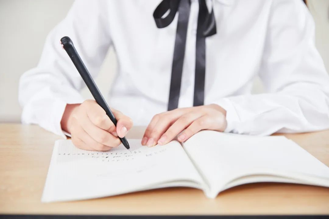 广州要求小学生每天睡10小时,家长:“好!难……” 广州要求小学生每天睡10小时,家长:“好!难……”