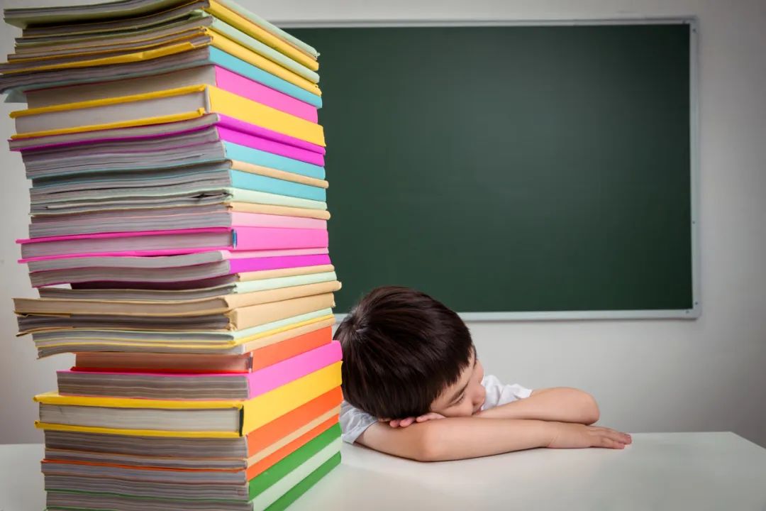 广州要求小学生每天睡10小时,家长:“好!难……” 广州要求小学生每天睡10小时,家长:“好!难……”