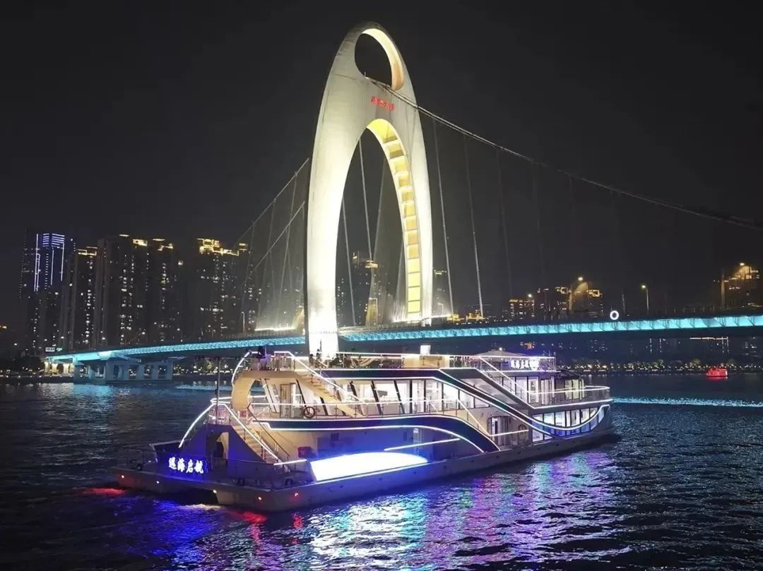 这一晚,广州本地人也忍不住夜游珠江…… 这一晚,广州本地人也忍不住夜游珠江……
