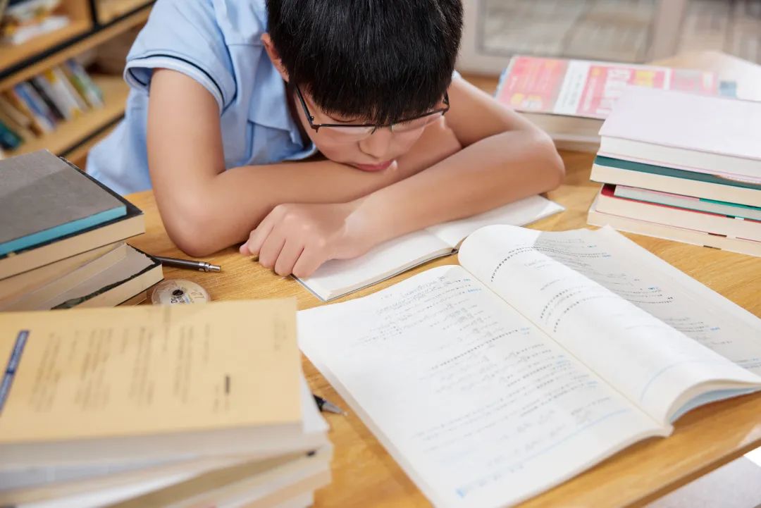 广州要求小学生每天睡10小时,家长:“好!难……” 广州要求小学生每天睡10小时,家长:“好!难……”