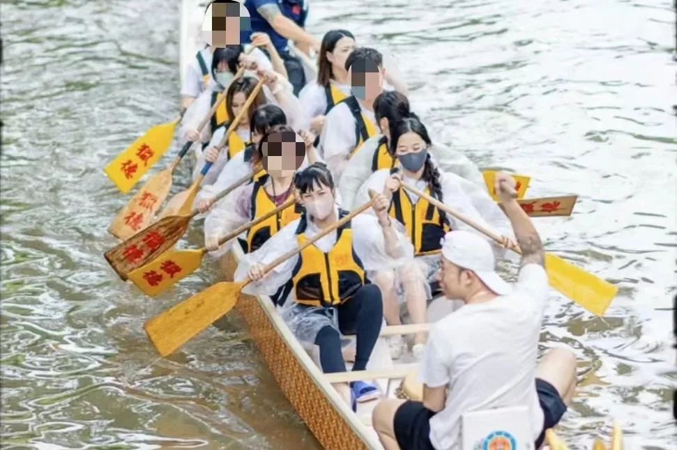 猎德龙舟变成比坚尼女郎的打卡道具，合适吗？