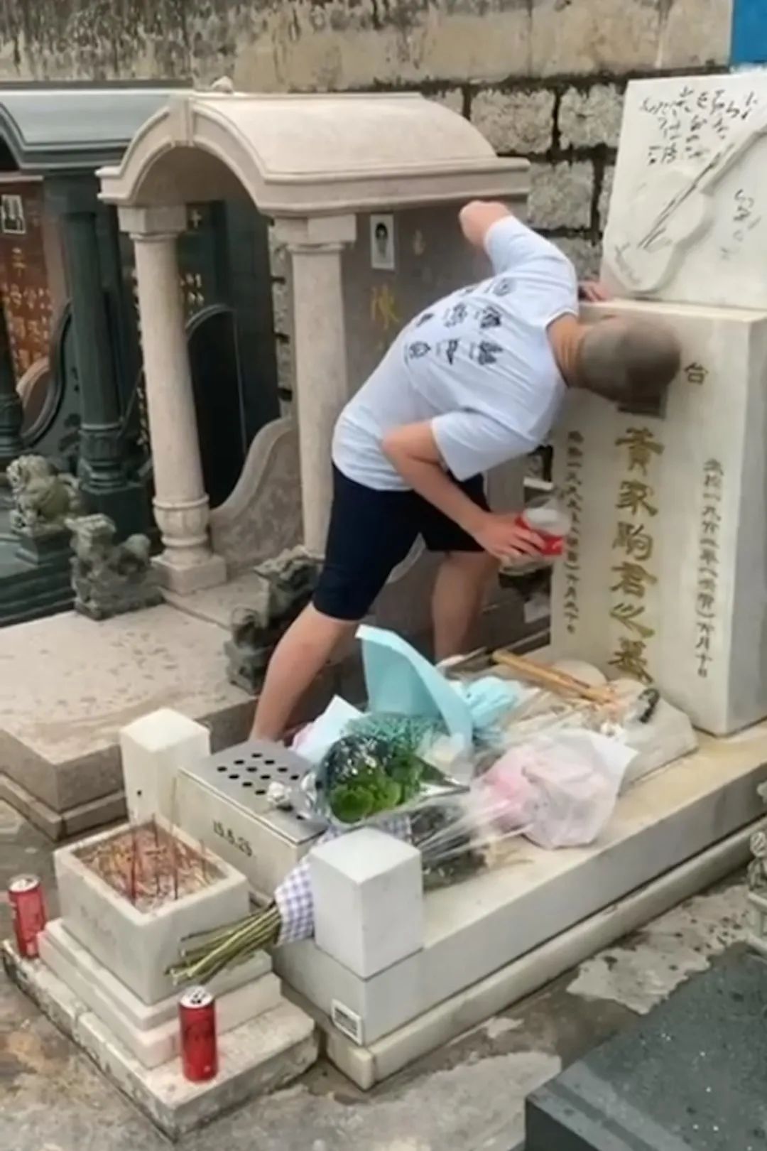 黄家驹墓碑被毁:坟场已成为网红流量密码? 黄家驹墓碑被毁:坟场已成为网红流量密码?