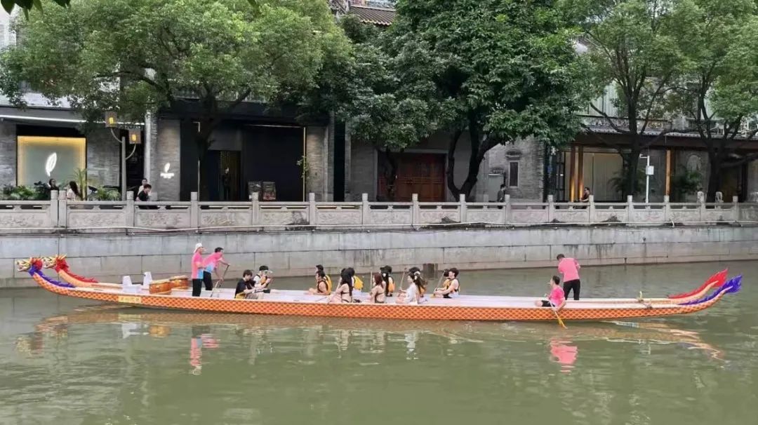 猎德龙舟变成比坚尼女郎的打卡道具，合适吗？