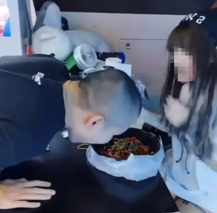 黄家驹墓碑被毁:坟场已成为网红流量密码? 黄家驹墓碑被毁:坟场已成为网红流量密码?