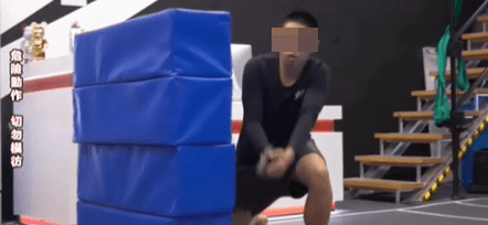 黄家驹墓碑被毁:坟场已成为网红流量密码? 黄家驹墓碑被毁:坟场已成为网红流量密码?