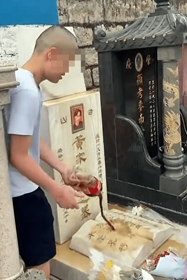 黄家驹墓碑被毁:坟场已成为网红流量密码? 黄家驹墓碑被毁:坟场已成为网红流量密码?