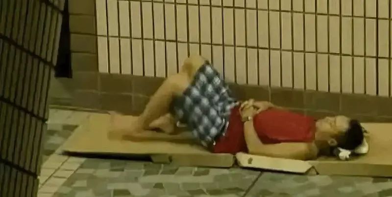 努力就可改变命运？香港富豪体验穷人生活痛哭流涕！