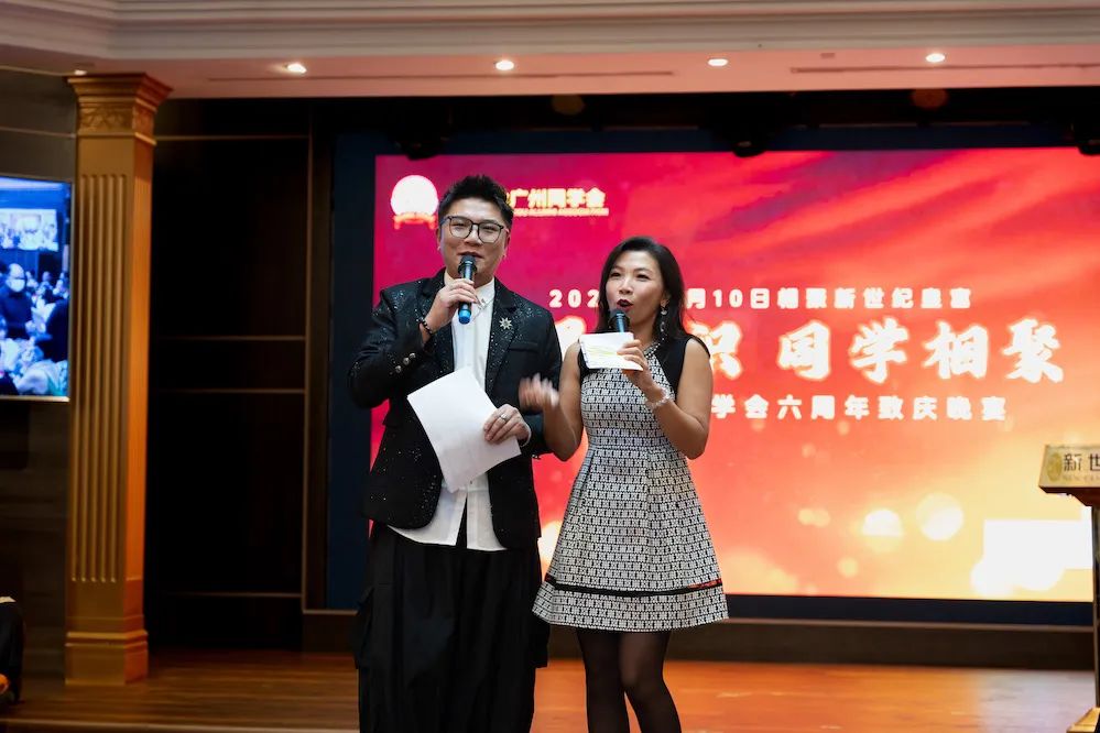 主持人莎菲宝和Tyrn青春洋溢，充满活力动感，全程气氛热烈，毫不冷场