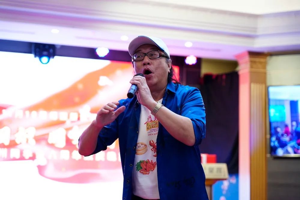 广州著名主持人音乐人陈丹虹先生为晚会倾情献唱