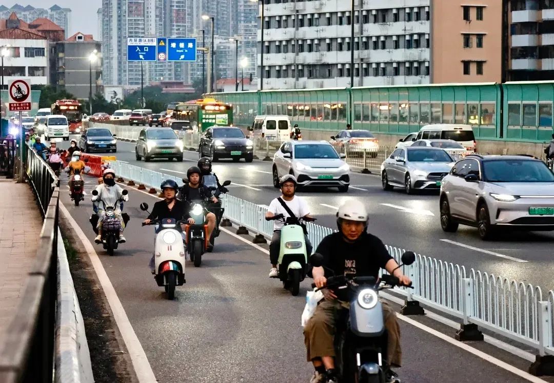 广州将实行最严“电鸡”新规,骑手成“弱势群体”? 广州将实行最严“电鸡”新规,骑手成“弱势群体”?