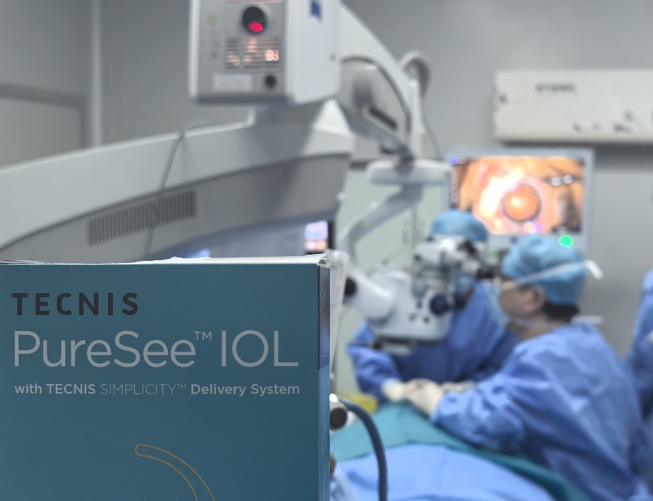 珠海希玛眼科医院顺利完成珠海市首例,新一代纯折射型人工晶状体臻无级®植入手术