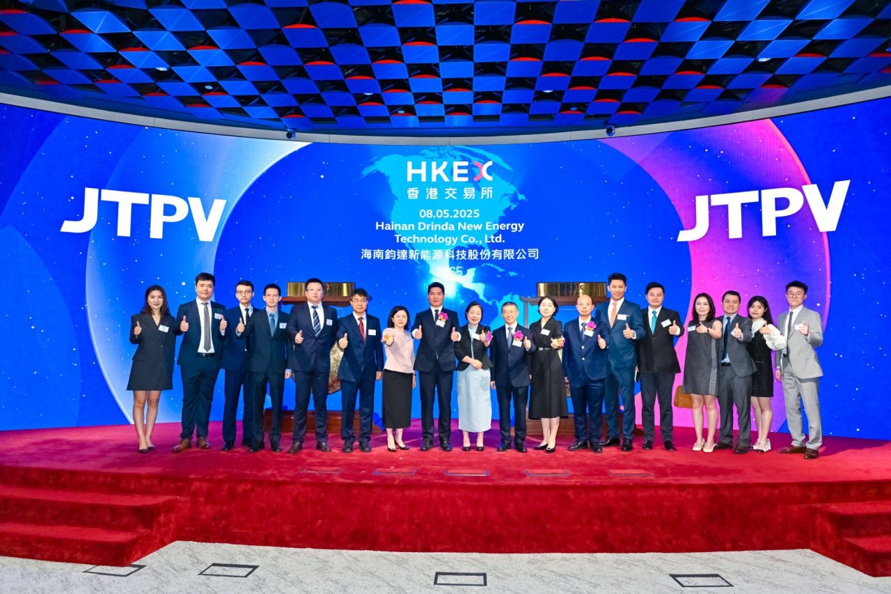 一張含有 西裝, 人員, 服裝, 人民 的圖片 AI 產生的內容可能不正確。