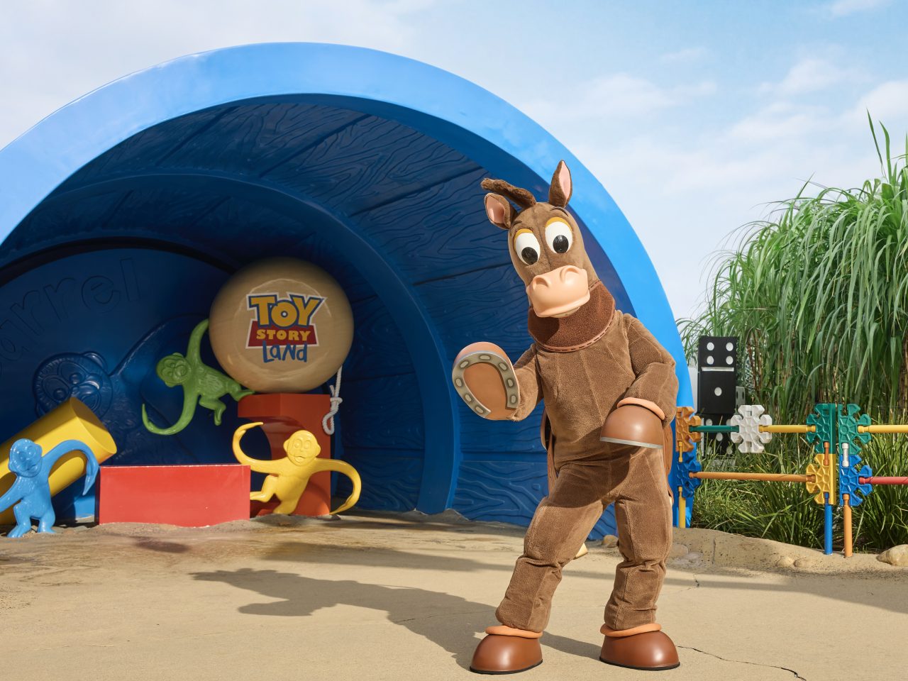 投入香港迪士尼乐园度假区“奇妙年年”马年新春庆祝活动，以度假式团圆自在开启奇妙2026年