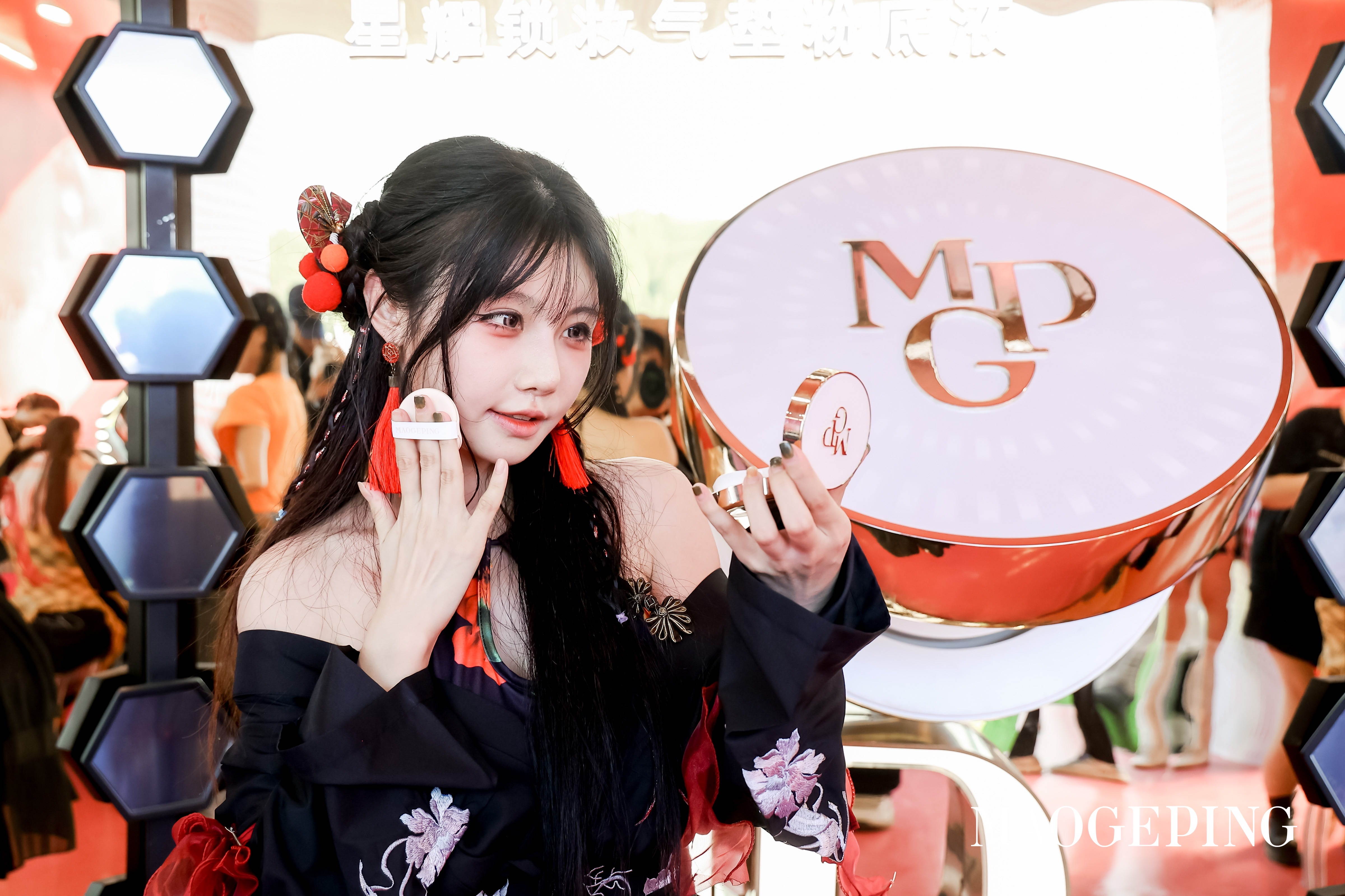 美自锋芒、璨动湾区，毛戈平定格广州草莓音乐节高光时刻