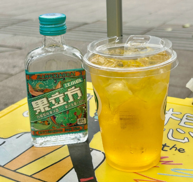 广州便利店的塑料凳,正在量产野生调酒师