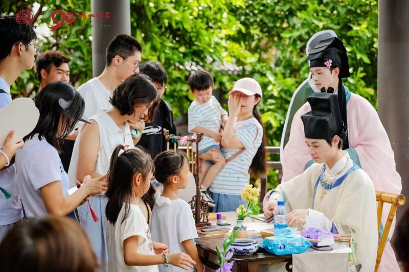 广州酒家携手广州市文化馆打造中秋游园会，让广大市民体验双节沉浸式游园！