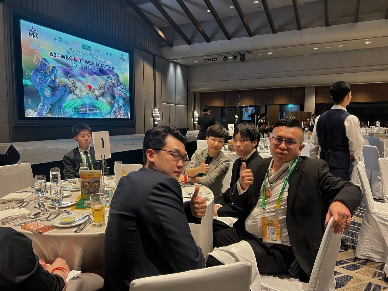 左一：陈语锋，左四：吴昊