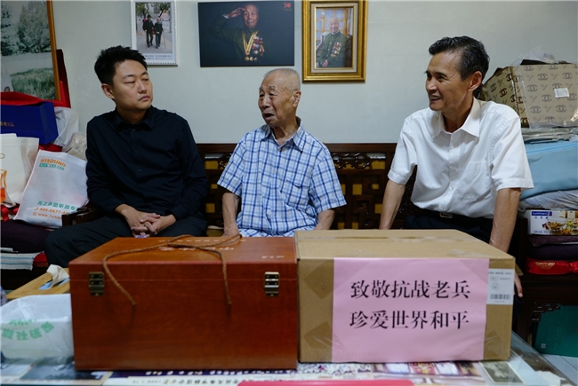 京东暖心探望北京抗战老兵，百张助起椅与磁疗枕送达英雄家中