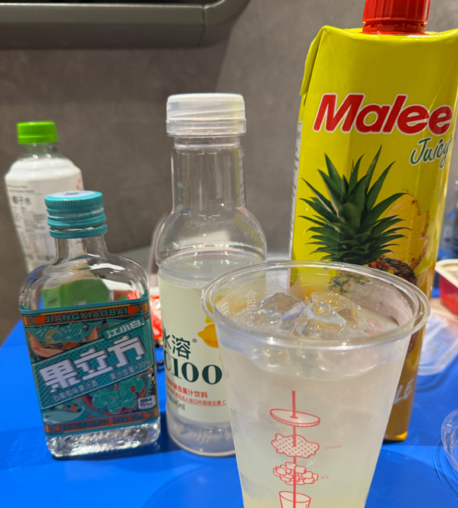 广州便利店的塑料凳,正在量产野生调酒师