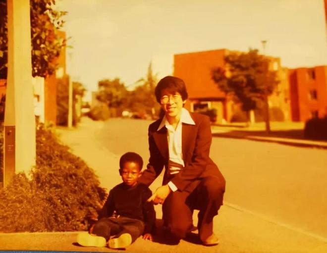 ▲英国留学时期的韦然（右一）