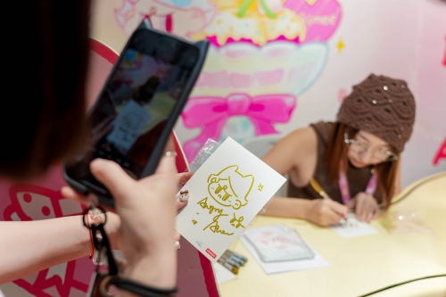 从巴黎时装周到广州艺术家街区，名创优品打造IP跨界新阵地