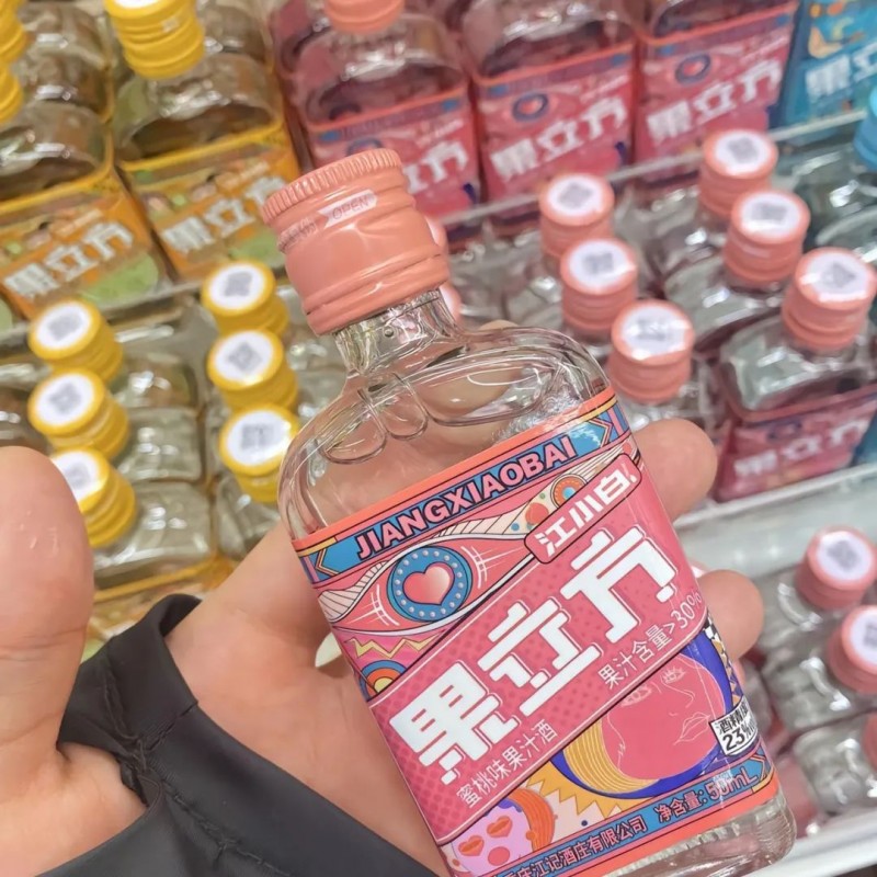 广州便利店的塑料凳,正在量产野生调酒师