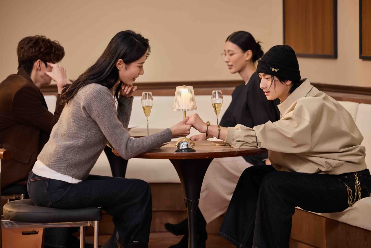 串珠变鞋饰、黄金上帽檐:周生生亮相天猫超级首饰发布,掀起年轻人黄金佩戴新潮流