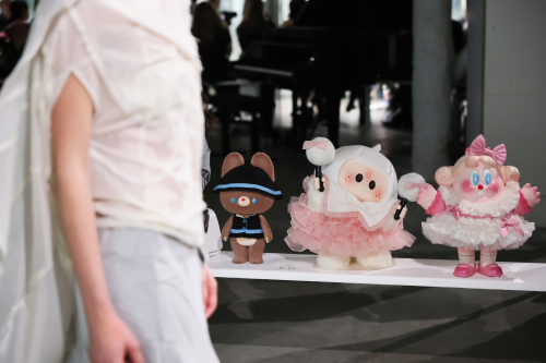 从巴黎时装周到广州艺术家街区，名创优品打造IP跨界新阵地